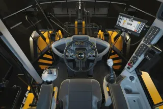Ovládací prvky v kabině stroje JCB